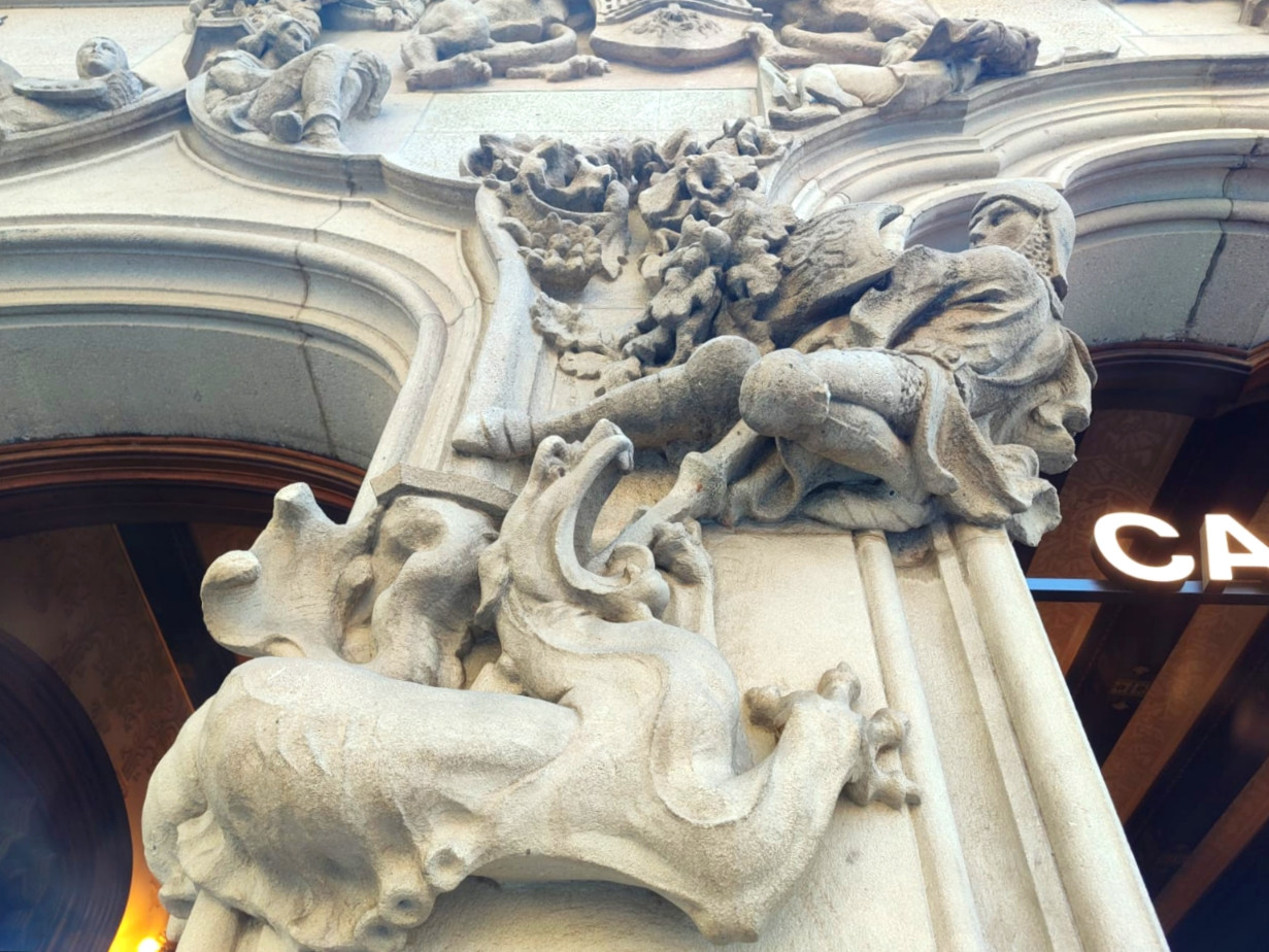 Decoración en forma de Dragón de un edificio de Passeig de Gracia