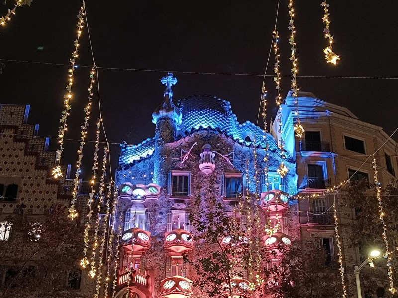 La Casa Battlò de noche en Barcelona- feliz Noche vieja