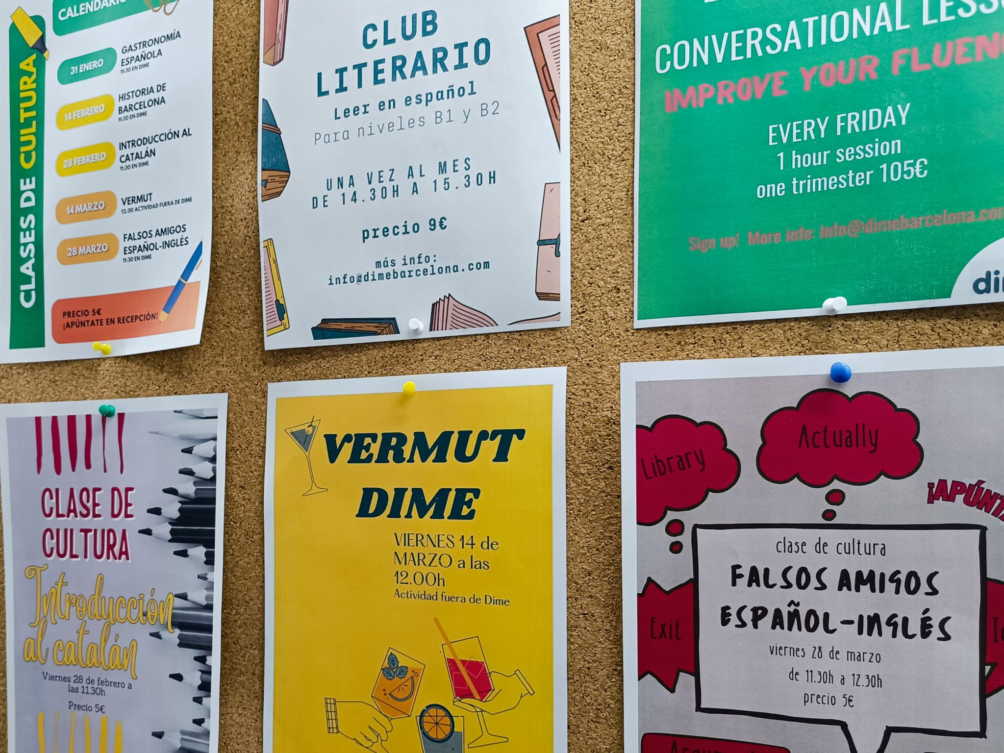 Tablón de anuncios de la Escuela con actividades para practicar español